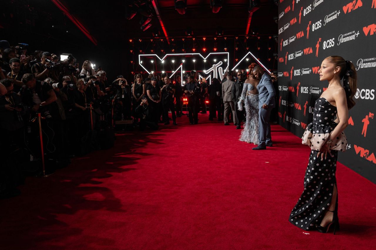 Ariana Grande Channels Vintage Fendi Glamour at the 2025 MTV VMAs — frame 20/23 (1280×852)