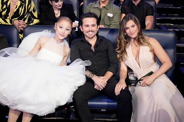 Ariana Grande, Christian Breslauer and Brittany Breslauer attend the 2025 MTV Video Music Awards at UBS Arena on September 07, 2025 in Elmont, New York. — frame 90/246 (612×408)