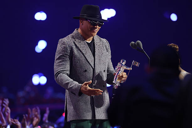 Cool J presents the Video of the Year Award for "Brighter Days Ahead" to Ariana Grande during the 2025 MTV Video Music A