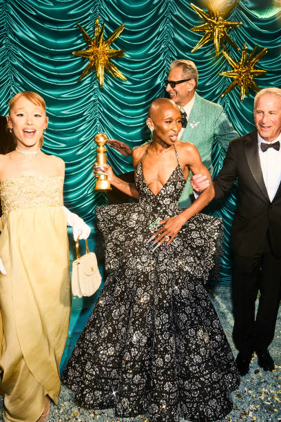 Ariana Grande, Cynthia Erivo, Jeff Goldblum, Marc E. Platt photographed backstage during the 82nd Annual Golden Globes held at the Beverly Hilton on January 05, 2025 in Beverly Hills, California. (408×612)