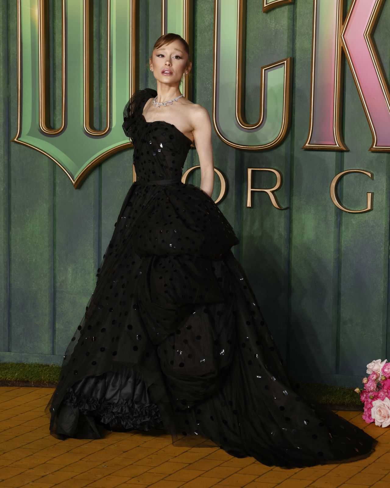 Ariana Grande Delivers Iconic Red Carpet Fashion at Wicked: For Good in London (1280×1600)