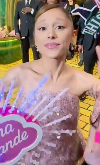 Ariana Grande en una convivencia con fanes antes de la premiere de Wicked: For Good en el Resorts World Sentosa de Singa