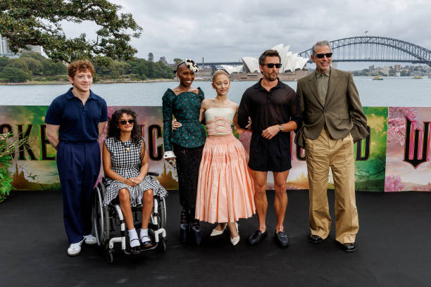 Ethan Slater, Marissa Bode, Cynthia Erivo, Ariana Grande, Jonathan Bailey and Jeff Goldblum pose for a photocall for the Australian premiere of "Wicked" at on November 05, 2024 in Sydney, Australia. — frame 59/89 (612×408)