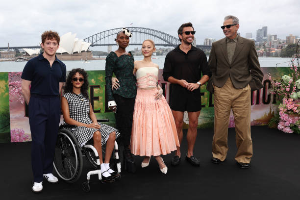 Ethan Slater, Marissa Bode, Cynthia Erivo, Ariana Grande, Jonathan Bailey and Jeff Goldblum pose for a photocall for the Australian premiere of "Wicked" at on November 05, 2024 in Sydney, Australia. — frame 45/89 (612×408)