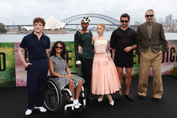 Ethan Slater, Marissa Bode, Cynthia Erivo, Ariana Grande, Jonathan Bailey and Jeff Goldblum pose for a photocall for the Australian premiere of "Wicked" at on November 05, 2024 in Sydney, Australia. — frame 51/89 (612×408)