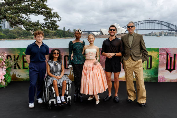 Ethan Slater, Marissa Bode, Cynthia Erivo, Ariana Grande, Jonathan Bailey and Jeff Goldblum pose for a photocall for the Australian premiere of "Wicked" at on November 05, 2024 in Sydney, Australia. — frame 85/89 (612×408)