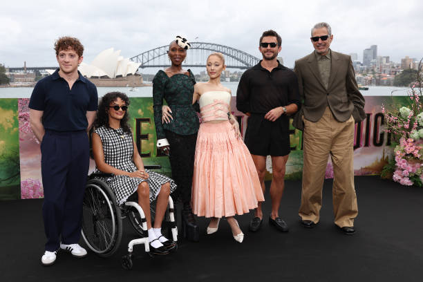 Ethan Slater, Marissa Bode, Cynthia Erivo, Ariana Grande, Jonathan Bailey and Jeff Goldblum pose for a photocall for the Australian premiere of "Wicked" at on November 05, 2024 in Sydney, Australia. (612×408)
