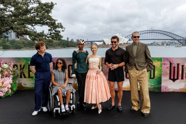 Ethan Slater, Marissa Bode, Cynthia Erivo, Ariana Grande, Jonathan Bailey and Jeff Goldblum pose for a photocall for the Australian premiere of "Wicked" at on November 05, 2024 in Sydney, Australia. (612×408)