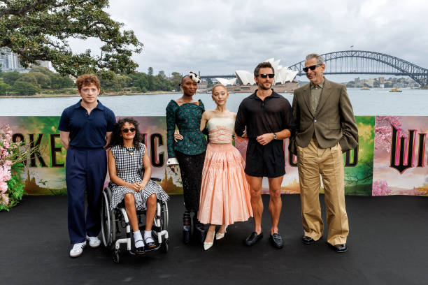 Ethan Slater, Marissa Bode, Cynthia Erivo, Ariana Grande, Jonathan Bailey and Jeff Goldblum pose for a photocall for the Australian premiere of "Wicked" at on November 05, 2024 in Sydney, Australia. — frame 84/89 (612×408)
