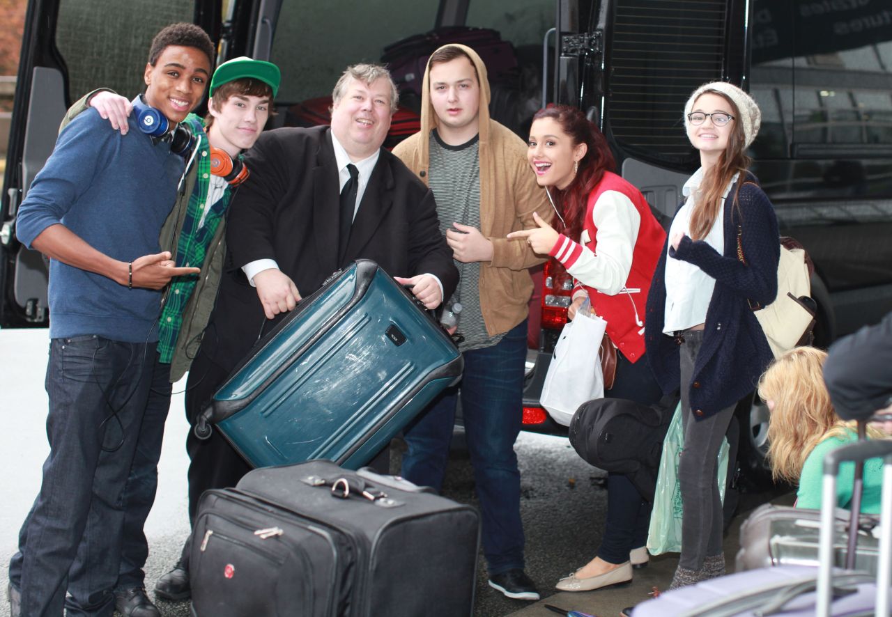 Ariana Grande Films “Swindle” Scene at Vancouver Airport (1280×886)