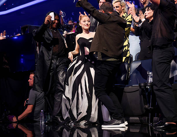 Ariana Grande, Frankie Grande, Joan Grande at the MTV Video Music Awards 2025 held at UBS Arena on September 07, 2025 in New York, New York. — frame 21/100 (612×473)