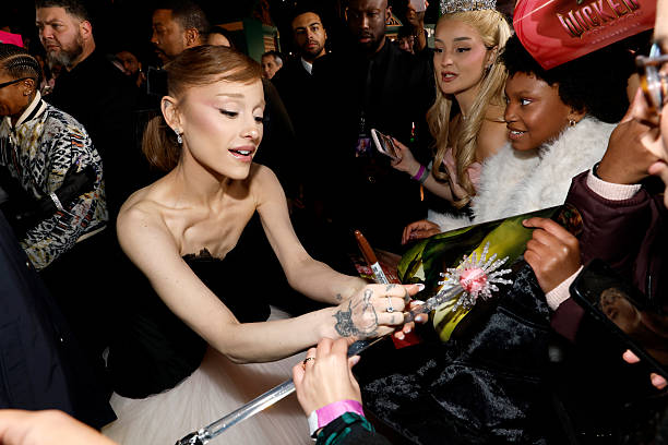 Ariana Grande greets fans as Universal Pictures proudly presents the WICKED FOR GOOD US Premiere on November 17, 2025 in New York City. (612×408)