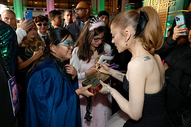 Ariana Grande greets fans as Universal Pictures proudly presents the WICKED FOR GOOD US Premiere on November 17, 2025 in New York City. — frame 57/124 (612×408)