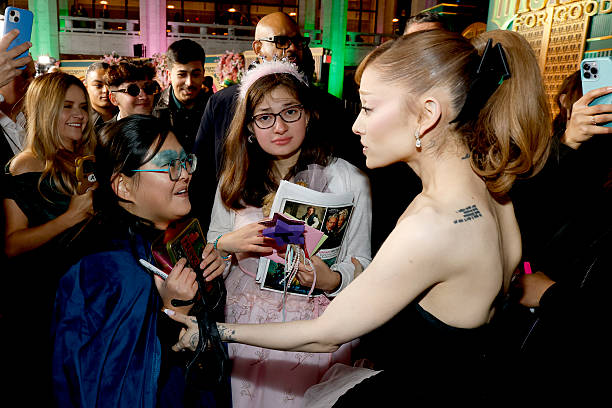 Ariana Grande greets fans as Universal Pictures proudly presents the WICKED FOR GOOD US Premiere on November 17, 2025 in New York City. (612×408)