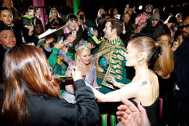 Ariana Grande greets fans as Universal Pictures proudly presents the WICKED FOR GOOD US Premiere on November 17, 2025 in New York City. (612×408)