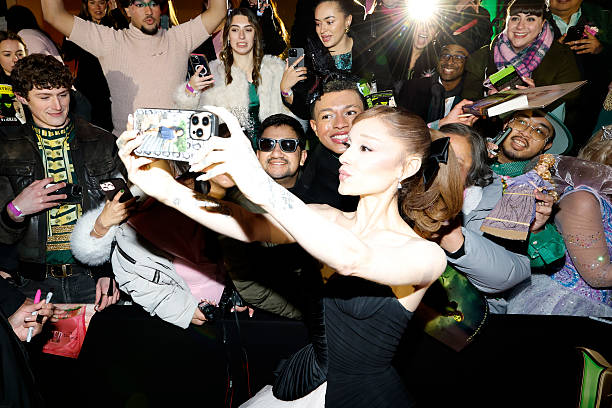 Ariana Grande greets fans as Universal Pictures proudly presents the WICKED FOR GOOD US Premiere on November 17, 2025 in New York City. (612×408)