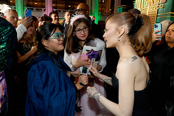 Ariana Grande greets fans as Universal Pictures proudly presents the WICKED FOR GOOD US Premiere on November 17, 2025 in New York City. — frame 62/124 (612×408)