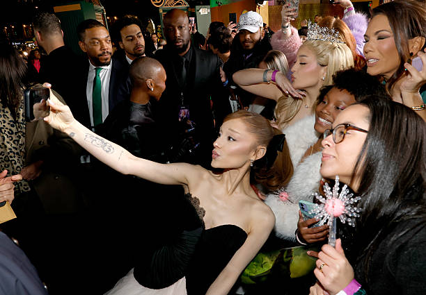 Ariana Grande greets fans as Universal Pictures proudly presents the WICKED FOR GOOD US Premiere on November 17, 2025 in New York City. (612×425)