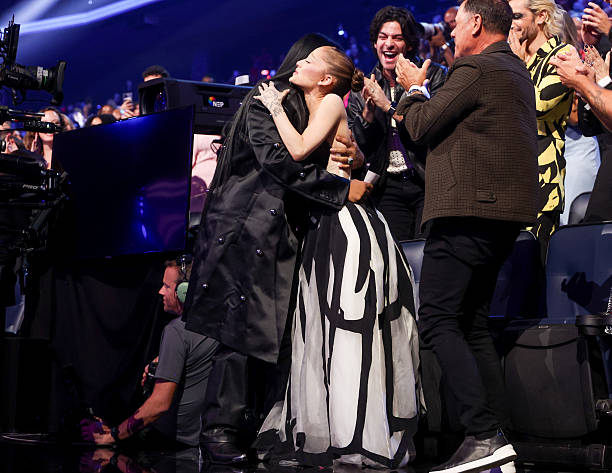 Ariana Grande, Hale Grande, Ted Johnson, Frankie Grande at the MTV Video Music Awards 2025 held at UBS Arena on September 07, 2025 in New York, New York. — frame 14/100 (612×473)