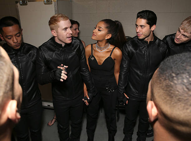 Ariana Grande in a prayer circle with her dancers backstage at the 2016 Billboard Music Awards at the T-Mobile Arena on May 22, 2016 in Las Vegas, Nevada. (612×453)