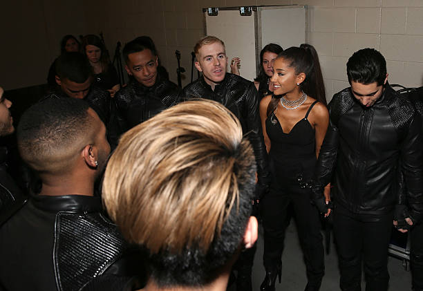 Ariana Grande in a prayer circle with her dancers backstage at the 2016 Billboard Music Awards at the T-Mobile Arena on May 22, 2016 in Las Vegas, Nevada. (612×421)