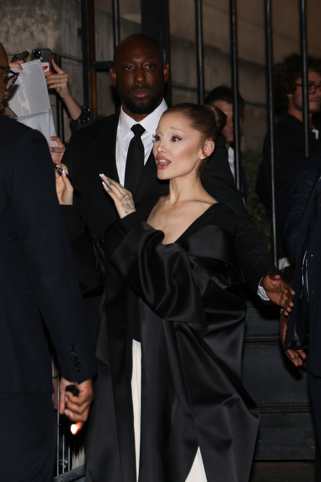 Ariana Grande in Dramatic Black and White Gown at Wicked Premiere Paris (1280×1920)