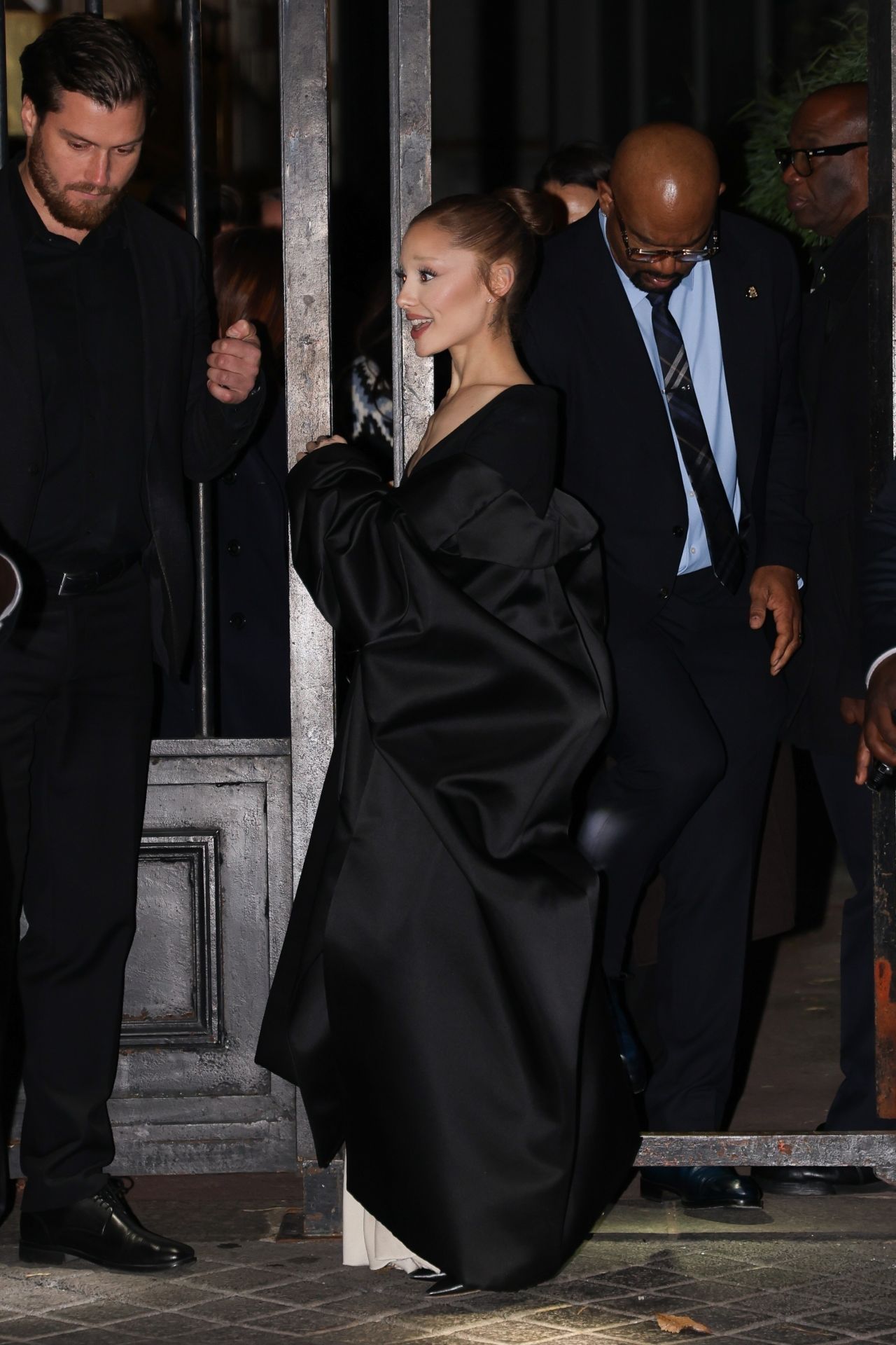 Ariana Grande in Dramatic Black and White Gown at Wicked Premiere Paris — frame 14/37 (1280×1920)