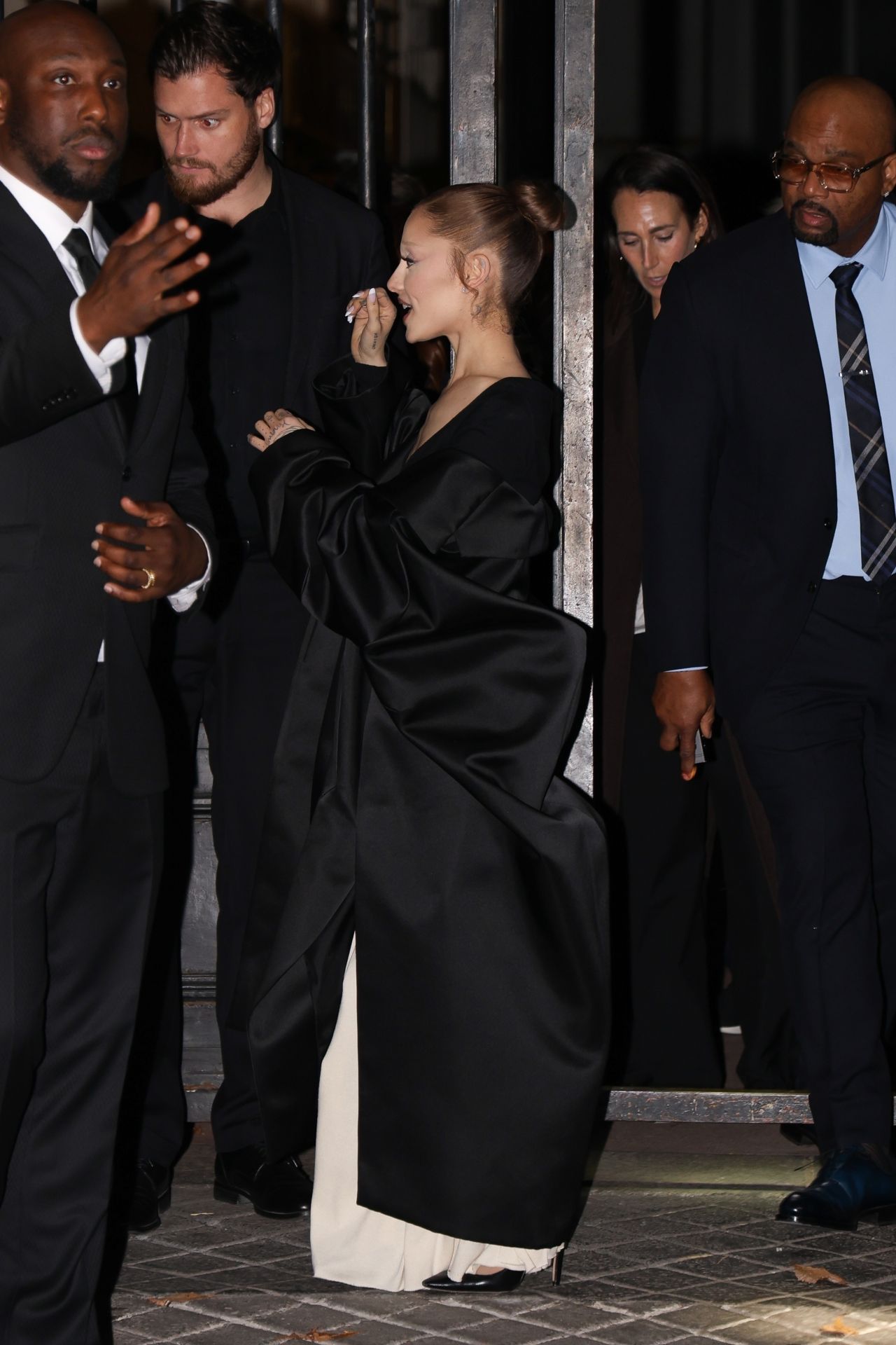 Ariana Grande in Dramatic Black and White Gown at Wicked Premiere Paris — frame 16/37 (1280×1920)