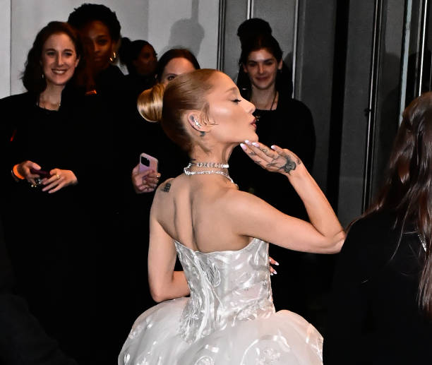Ariana Grande is seen at 14th Annual WSJ Magazine Innovators Awards on October 29, 2024 in New York City. — frame 16/19 (612×517)