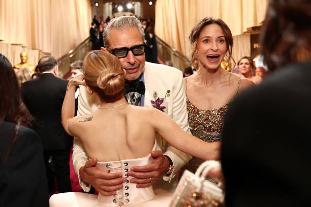 Ariana Grande, Jeff Goldblum and Emilie Goldblum attend the 97th Annual Oscars at Dolby Theatre on March 02, 2025 in Hollywood, California. (612×408)