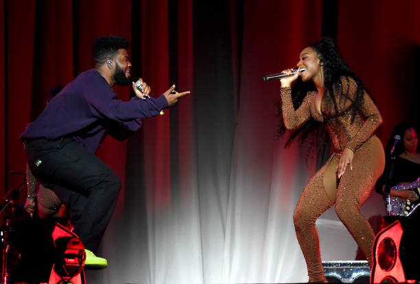 Khalid and Normani perform onstage during Ariana Grande Sweetener World Tour at Staples Center on May 07, 2019 in Los Angeles, California. (612×414)