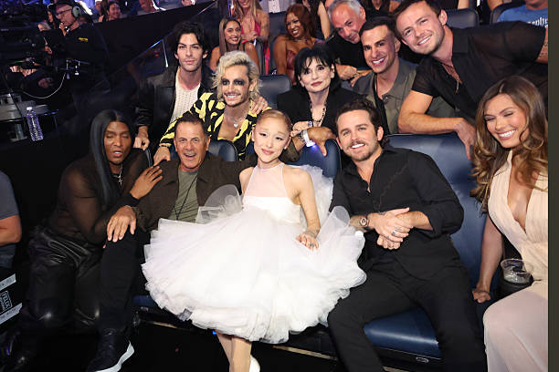 Law Roach, Edward Butera, Frankie Grande, Ariana Grande, Joan Grande, Christian Breslauer and Brittany Breslauer attend the 2025 MTV Video Music Awards at UBS Arena on September 07, 2025 in Elmont, New York. (612×408)