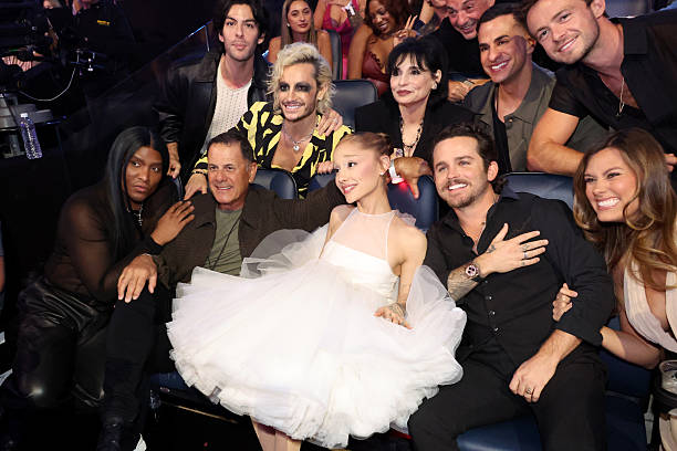 Law Roach, Edward Butera, Hale Grande, Frankie Grande, Ariana Grande, Joan Grande, Christian Breslauer and Brittany Breslauer attend the 2025 MTV Video Music Awards at UBS Arena on September 07, 2025 in Elmont, New York. (612×408)