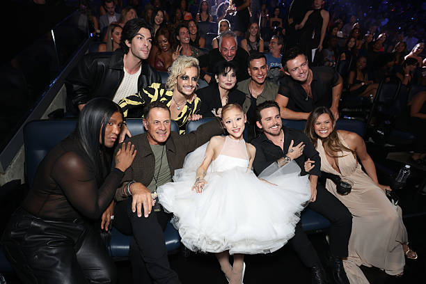 Law Roach, Hale Grande, Edward Butera, Frankie Grande, Joan Grande, Ariana Grande, Christian Breslauer and Brittany Breslauer attend the 2025 MTV Video Music Awards at UBS Arena on September 07, 2025 in Elmont, New York. (612×408)