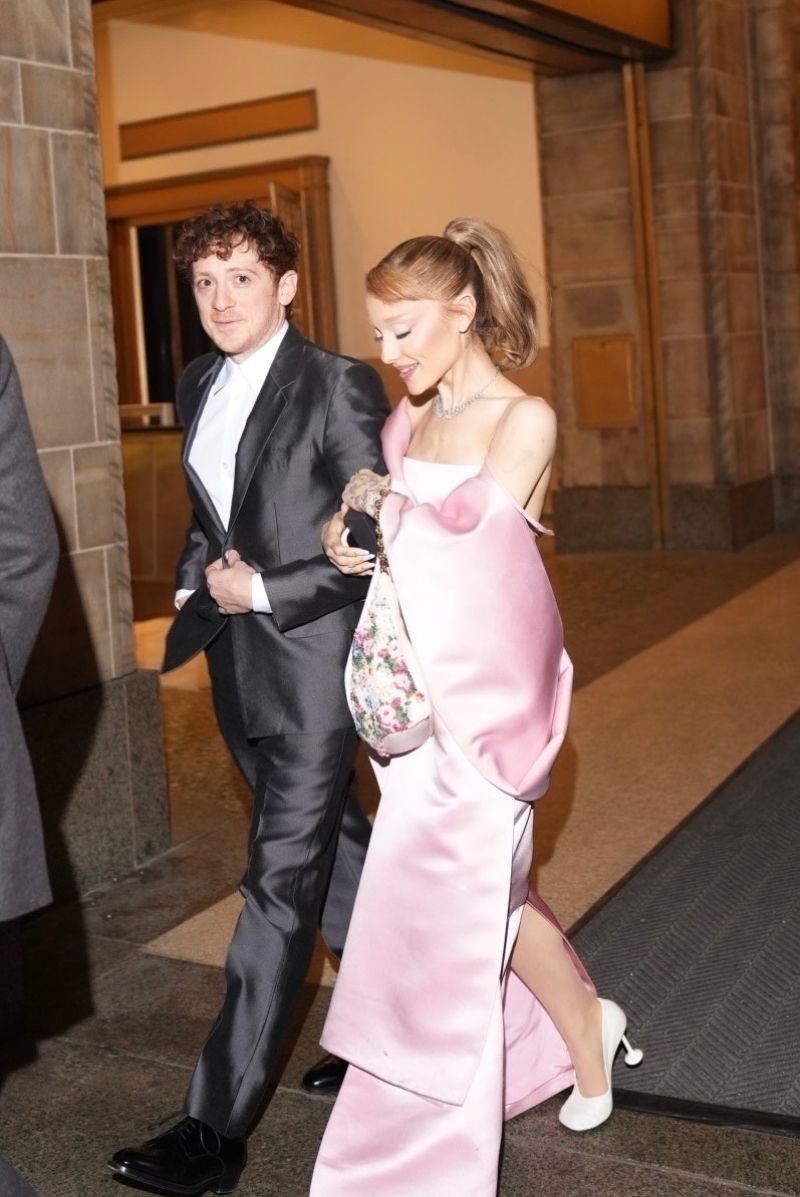 Ariana Grande Leaves National Board of Review Awards in New York 01-07-2024 (800×1197)