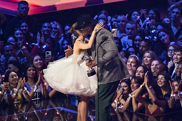 Ariana Grande, LL Cool J onstage at the MTV Video Music Awards 2025 held at UBS Arena on September 07, 2025 in New York, New York. — frame 8/100 (612×408)