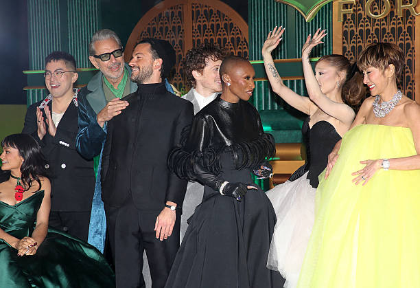 Marissa Bode, Bowen Yang, Jeff Goldblum, Jonathan Bailey, Ethan Slater, Cynthia Erivo, Ariana Grande and Michelle Yeoh pose during the New York City premiere of the film "Wicked: For Good" at David Geffen Hall on November 17, 2025 in New York City. (612×419)