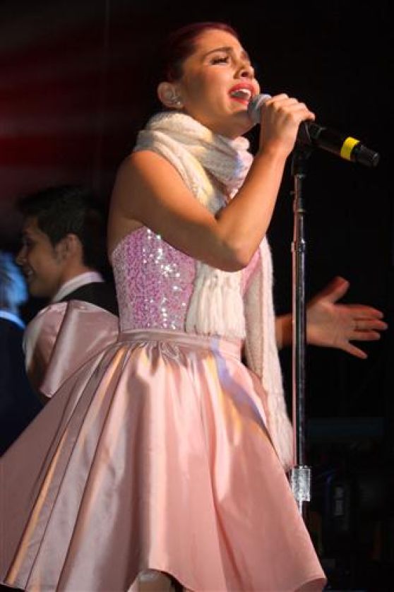 Ariana Grande Performs Live at Hershey Park 2011