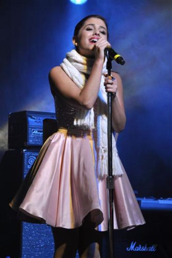 Ariana Grande Performs Live at Hershey Park 2011