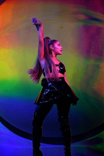 Ariana Grande performs on stage during her "Sweetener World Tour" at The O2 Arena on October 15, 2019 in London, England. — frame 19/20 (408×612)