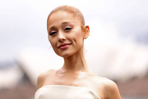 Ariana Grande poses for a photocall at Mrs Macquarie's Chair for the Australian premiere of "Wicked" at on November 05, 2024 in Sydney, Australia. (612×408)