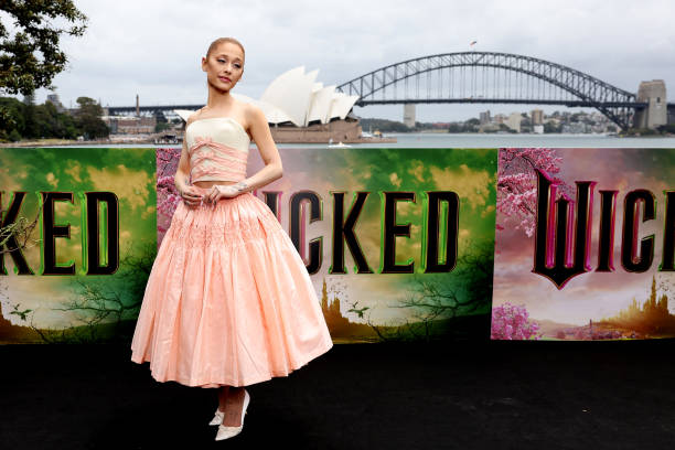 Ariana Grande poses for a photocall at Mrs Macquarie's Chair for the Australian premiere of "Wicked" at on November 05, 2024 in Sydney, Australia. (612×408)