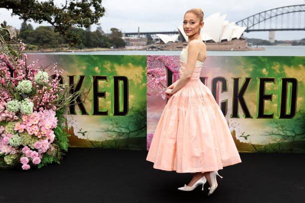 Ariana Grande poses for a photocall at Mrs Macquarie's Chair for the Australian premiere of "Wicked" at on November 05, 2024 in Sydney, Australia. (612×408)