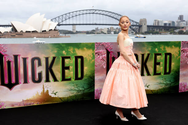 Ariana Grande poses for a photocall at Mrs Macquarie's Chair for the Australian premiere of "Wicked" at on November 05, 2024 in Sydney, Australia. (612×408)