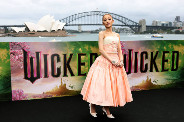 Ariana Grande poses for a photocall at Mrs Macquarie's Chair for the Australian premiere of "Wicked" at on November 05, 2024 in Sydney, Australia. (612×408)