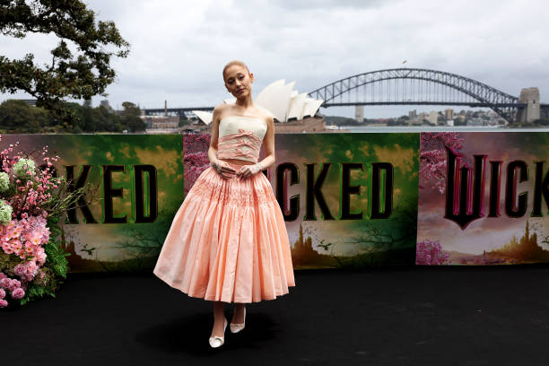 Ariana Grande poses for a photocall at Mrs Macquarie's Chair for the Australian premiere of "Wicked" at on November 05, 2024 in Sydney, Australia. (612×408)