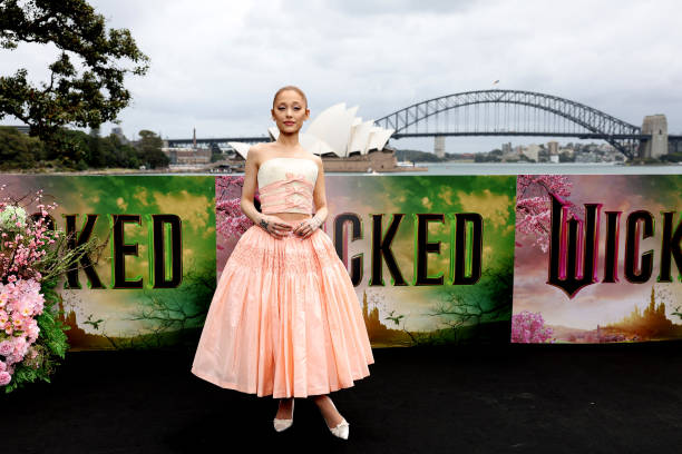 Ariana Grande poses for a photocall at Mrs Macquarie's Chair for the Australian premiere of "Wicked" at on November 05, 2024 in Sydney, Australia. (612×408)