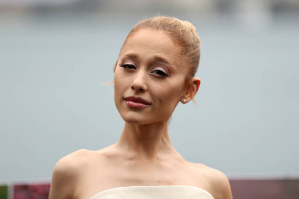 Ariana Grande poses for a photocall for the Australian premiere of "Wicked" at on November 05, 2024 in Sydney, Australia