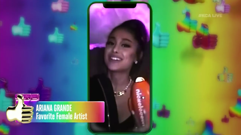 Ariana Grande recibiendo un premio blimp a «Artista femenina favorita» en los Nickelodeon Kids' Choise Awards 2019