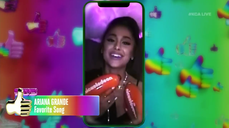 Ariana Grande recibiendo un premio blimp a «Canción favorita» en los Nickelodeon Kids' Choise Awards 2019